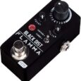 Schwarzes Black-Distortion-Effektpedal mit Reglern und Fußschalter