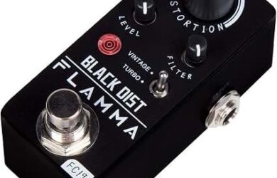 Schwarzes Black-Distortion-Effektpedal mit Reglern und Fußschalter