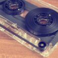 Nahaufnahme einer geöffneten Audiokassette mit sichtbaren Tonbandspulen
