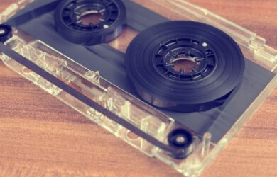 Nahaufnahme einer geöffneten Audiokassette mit sichtbaren Tonbandspulen